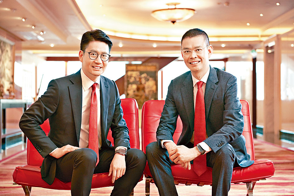 現年80歲的李國寶由7月起，退任東亞行政總裁，其職位由兩位兒子李民斌及李民橋共同接任。