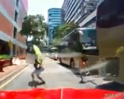 2女童衝出車隙險捱的士撞。網上圖片