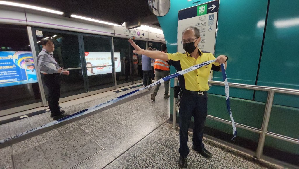 港鐵人員協助拉封鎖膠帶,避免乘客靠近。黃文威攝 港鐵人員協助拉封鎖膠帶,避免乘客靠近。黃文威攝