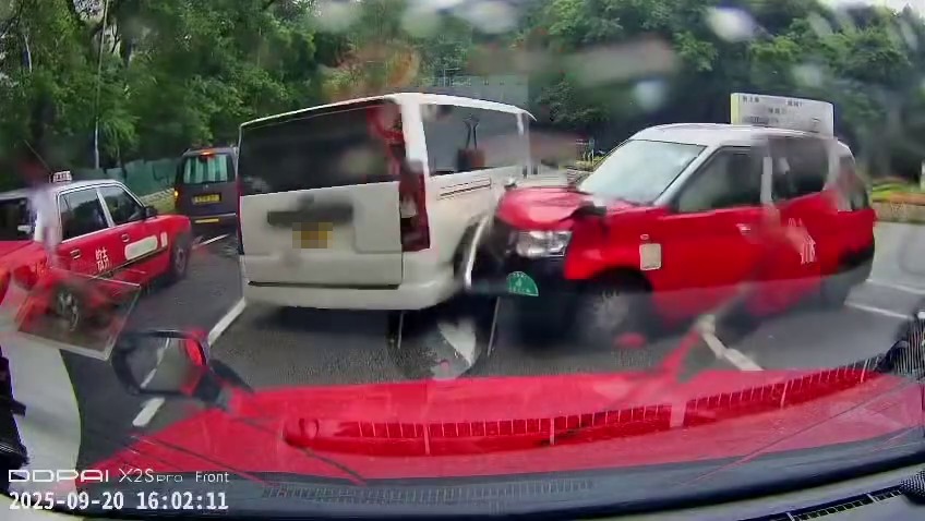 的士車頭損毀。網上圖片 的士車頭損毀。網上圖片
