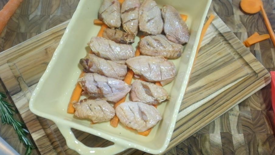 或用焗的方式都可以做迷迭香檸汁雞翼。（圖片來源：Youtube@ &Tasty kitchen美味小廚）