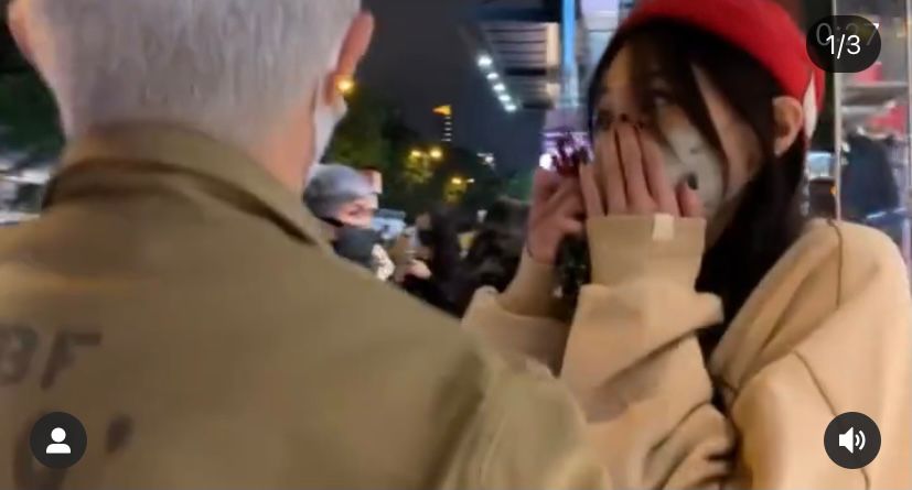 娜姐在街上扮粉絲。