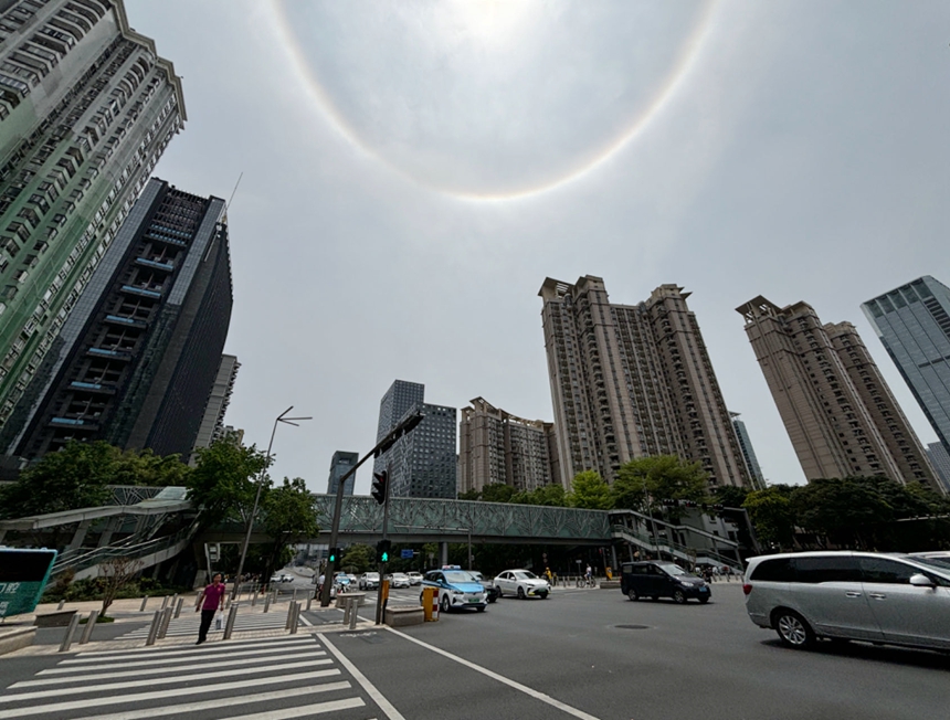 深圳在龙年龙月龙日出现日晕奇观，市民争相拍摄留影。人民网