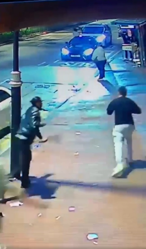 两帮人马持刀在漆咸道南街头厮杀追逐。网上影片截图