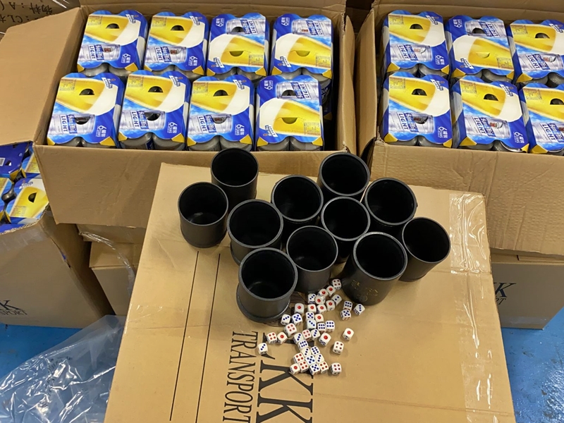 警方檢獲約700罐啤酒等。警方圖片