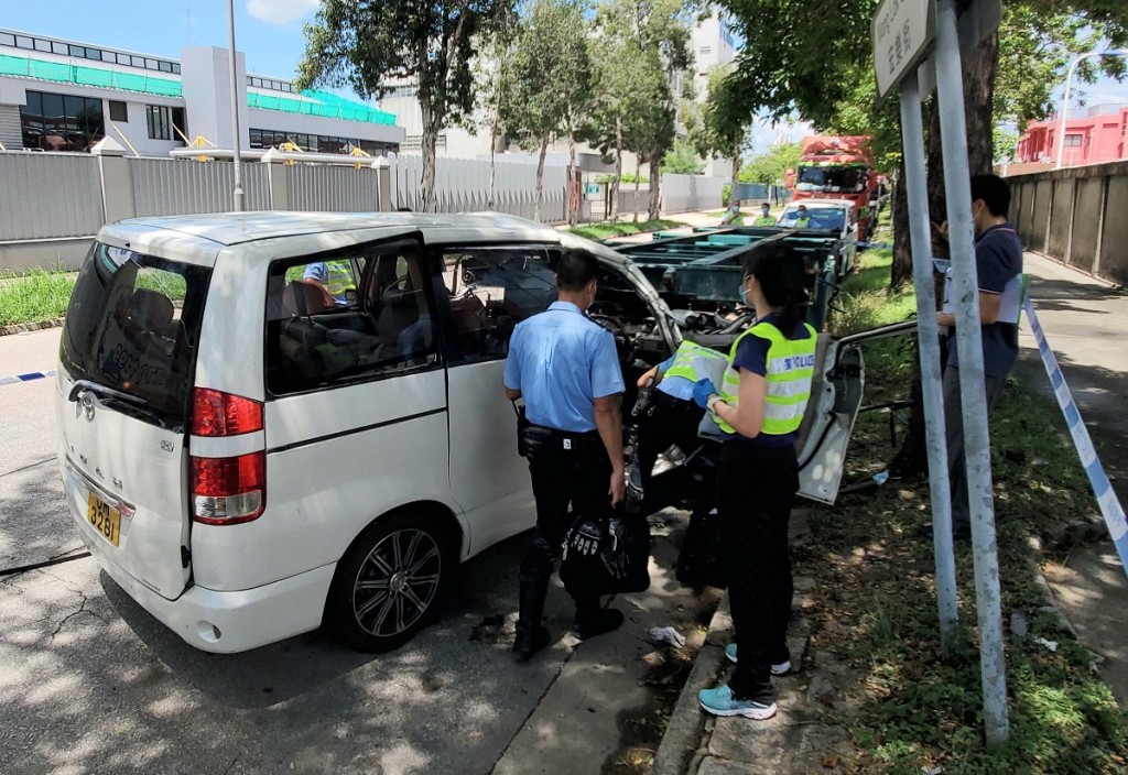 警员在车祸现场调查。