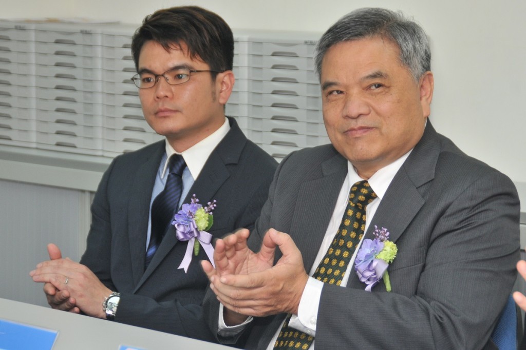 有「村屋大王」之稱的律師王光榮(右)及其次子王德信被捕。資料圖片