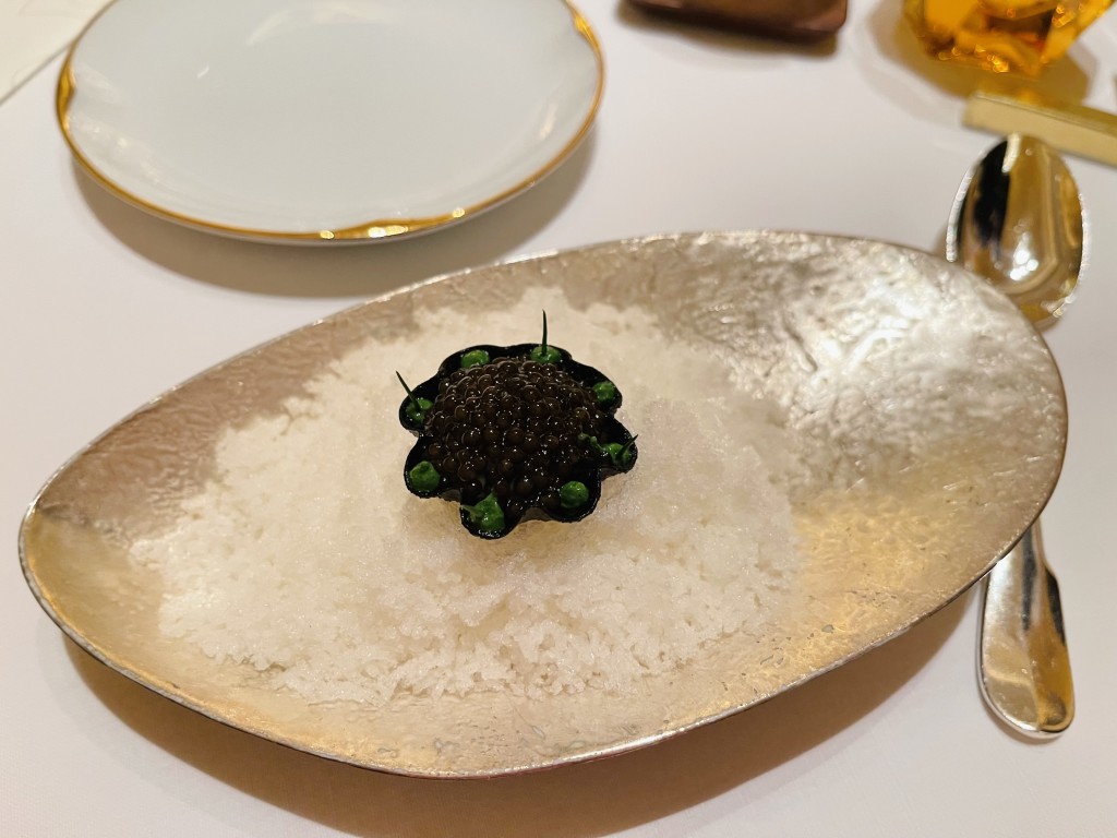 江大师一改川菜麻辣水煮的刻板印象，将四川经典菜重新诠释，运用法餐经验将相同的食材，以崭新的烹调技巧及呈现方式创作
