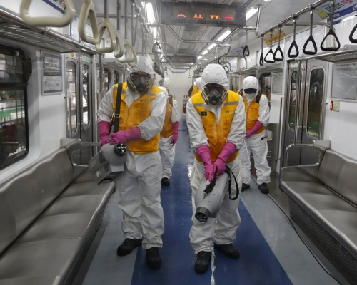 南韩地铁加强清洁。AP