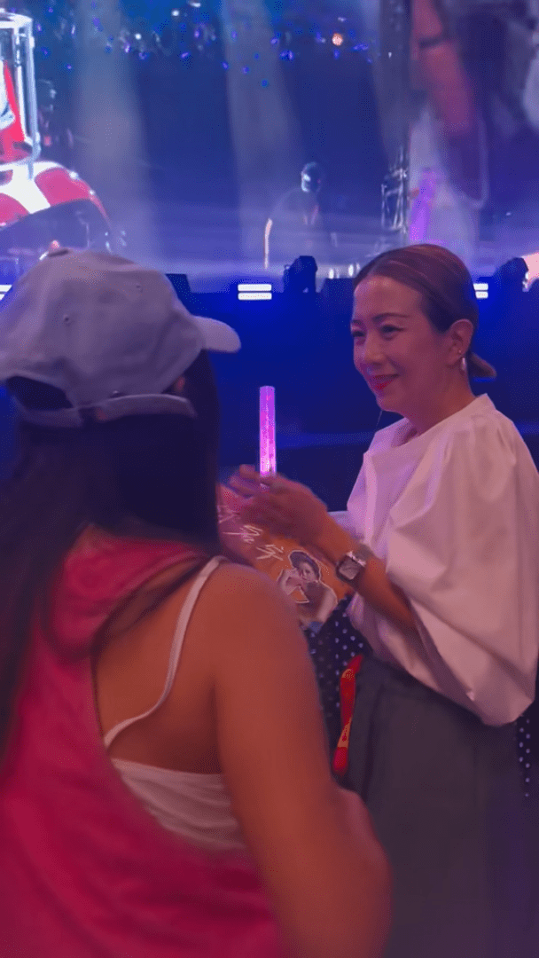 鄭秀文的兩位家姐齊齊入場撐妹妹,其中這位身穿白衣的家姐,樣貌好似鄭秀文。 鄭秀文的兩位家姐齊齊入場撐妹妹,其中這位身穿白衣的家姐,樣貌好似鄭秀文。