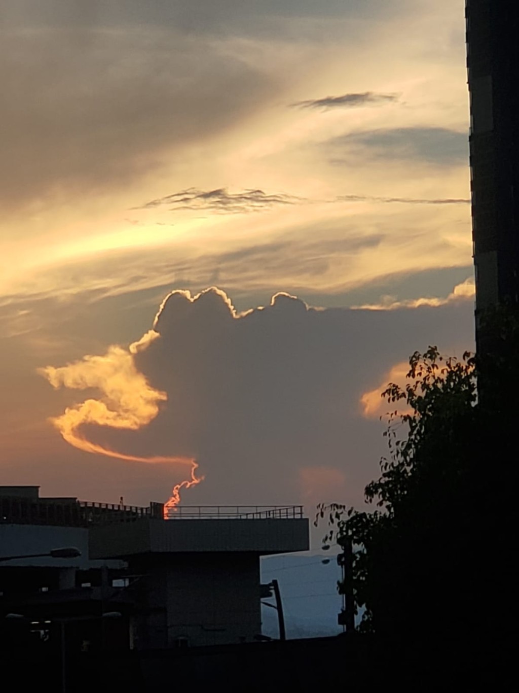 烏溪沙市民拍攝到晚霞。群組「社區天氣觀測計劃CWOS」網民Ling Ling Yinyeung圖片