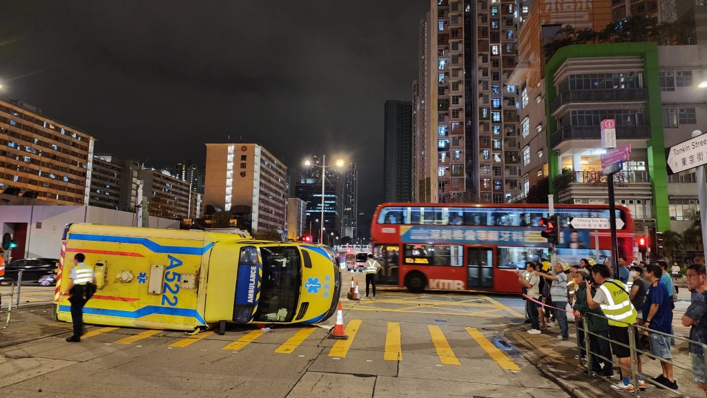 車禍後，救護車翻側橫亙馬路上，佔據了半條馬路的路面。黎志偉攝