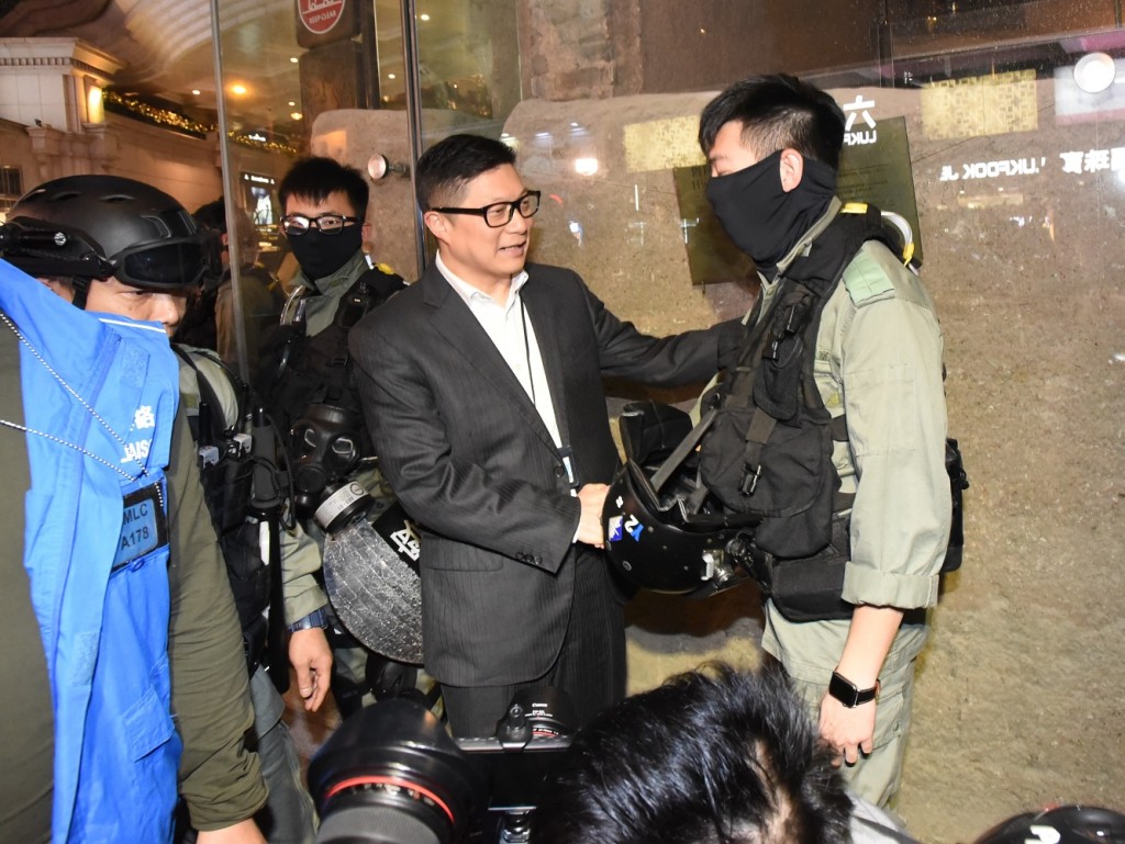 2019年12月24日晚上，鄧炳強到尖東一帶巡視，又和在平安夜當值的警員握手交談。資料圖片