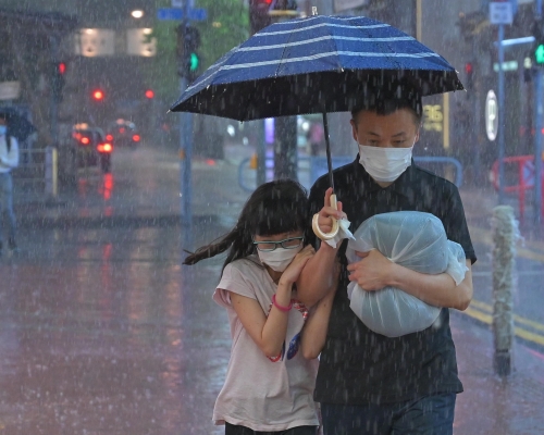 天文台預料本港地區今日大致多雲，局部地區有驟雨及雷暴，能見度較低。資料圖片