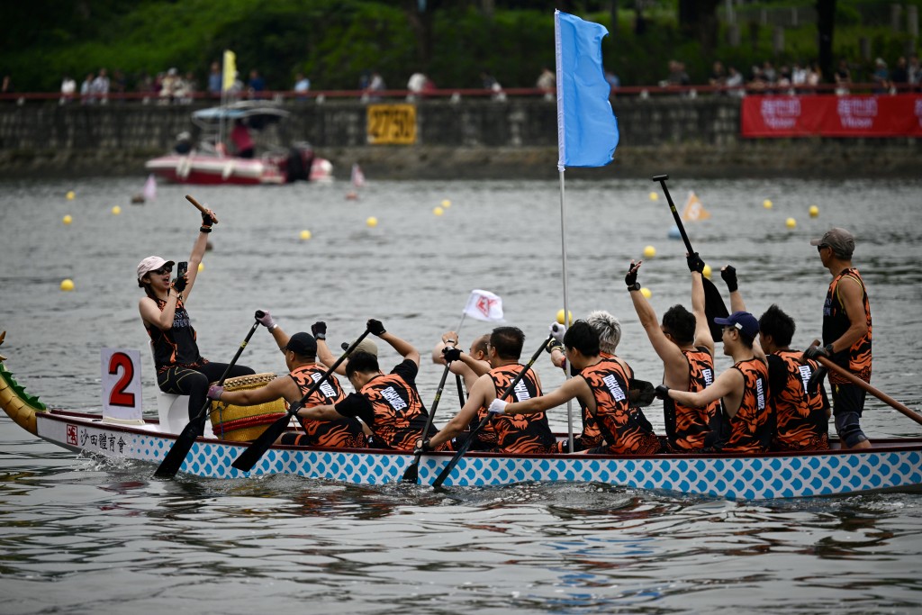 隊員過終點後拍照留念。蘇正謙攝