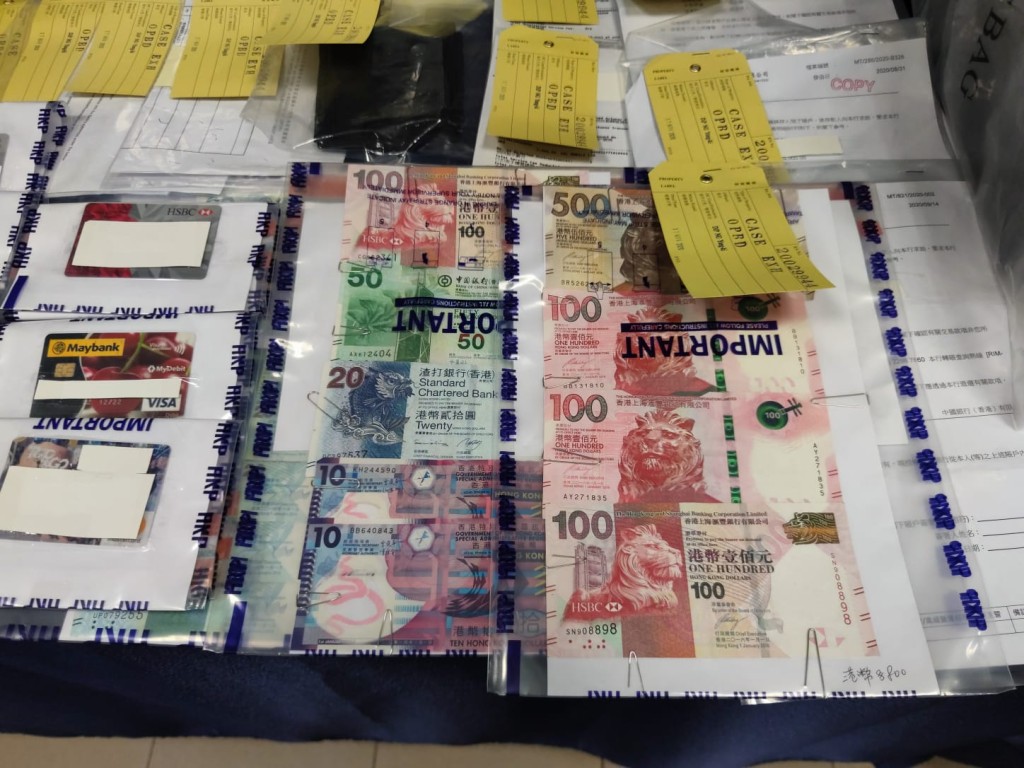 警方展示檢獲的證物。梁國峰攝