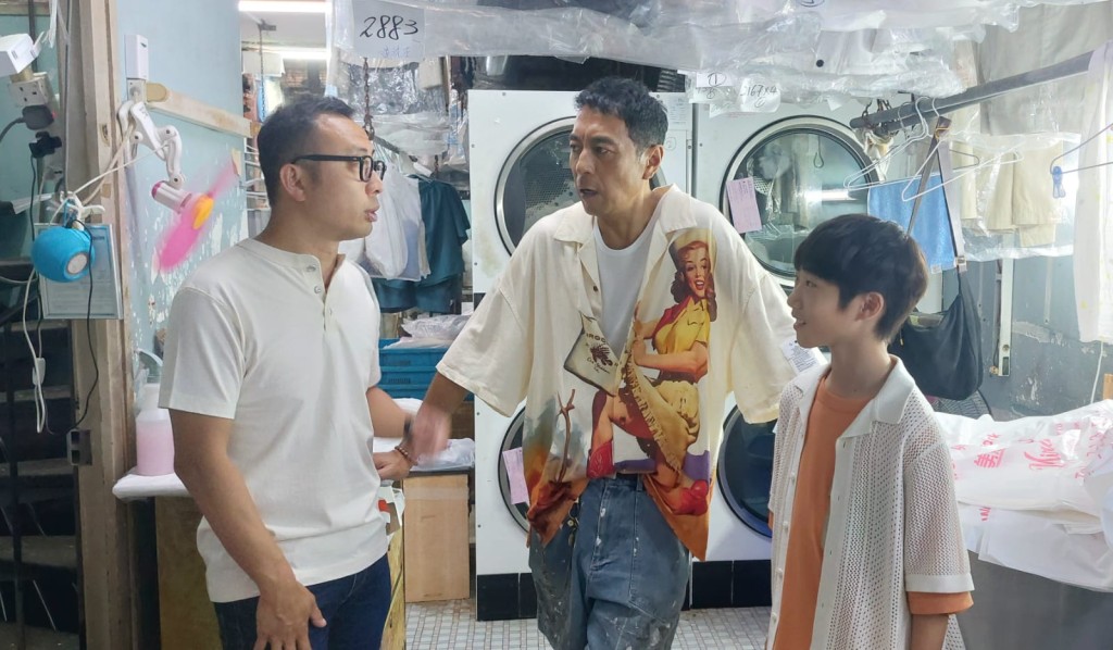 導演關文軒、姜皓文與小演員蘇天樂擔任洗衣店半日店長。 導演關文軒、姜皓文與小演員蘇天樂擔任洗衣店半日店長。