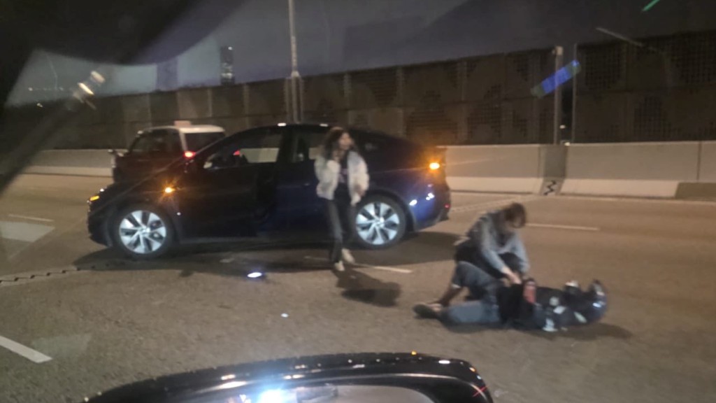 熱心司機落車救援。FB:Bosco Chu@車Cam L(香港群組) 熱心司機落車救援。FB:Bosco Chu@車Cam L(香港群組)