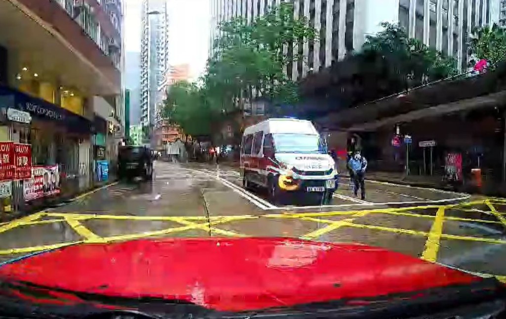 有警员下车。fb香港突发事故报料区影片截图