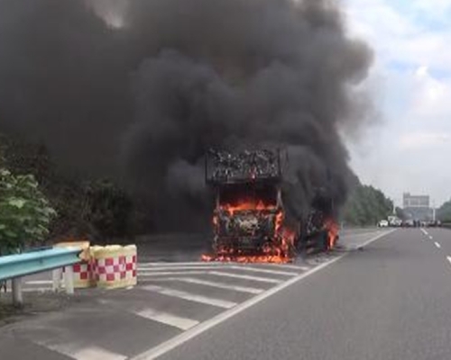 整个车身迅即被大火包围现场浓烟滚滚。网图