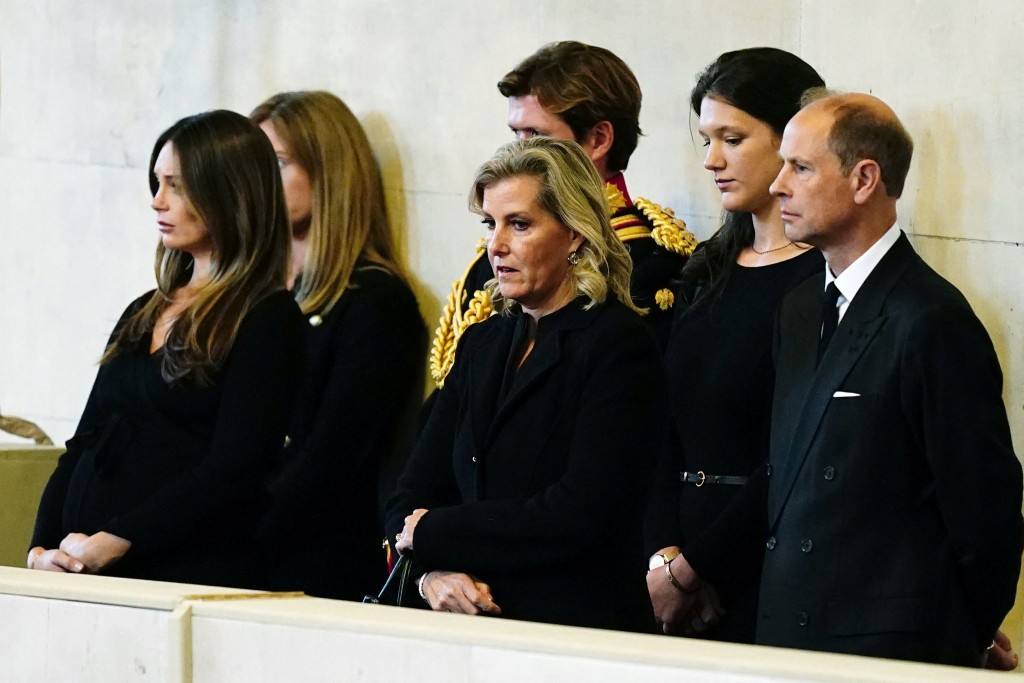 愛德華王子和夫人蘇菲站在一個高台上看著默默支持。REUTERS