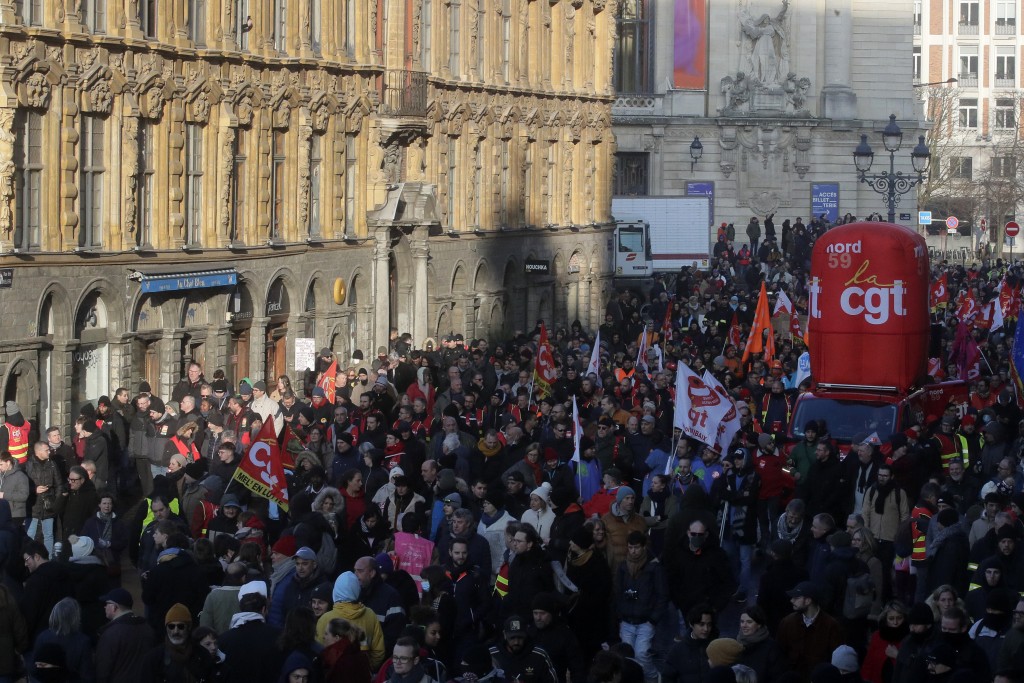 工會宣稱超過200萬人在首都巴黎及其他城市上街示威。AP