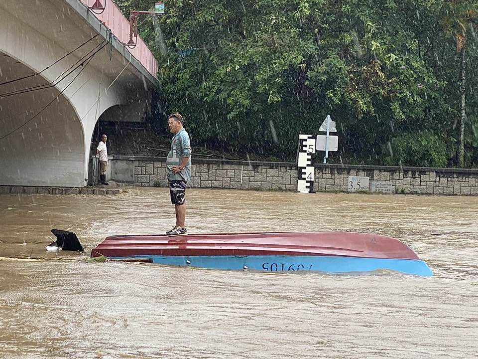 林村河黑雨下，途人發現有人在河中隨水漂流。（fb圖片）