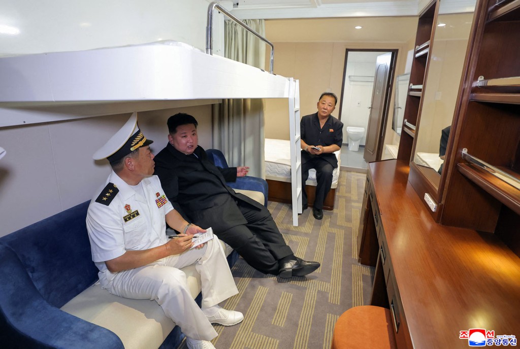 金正恩進入軍艦內部參觀。法新社
