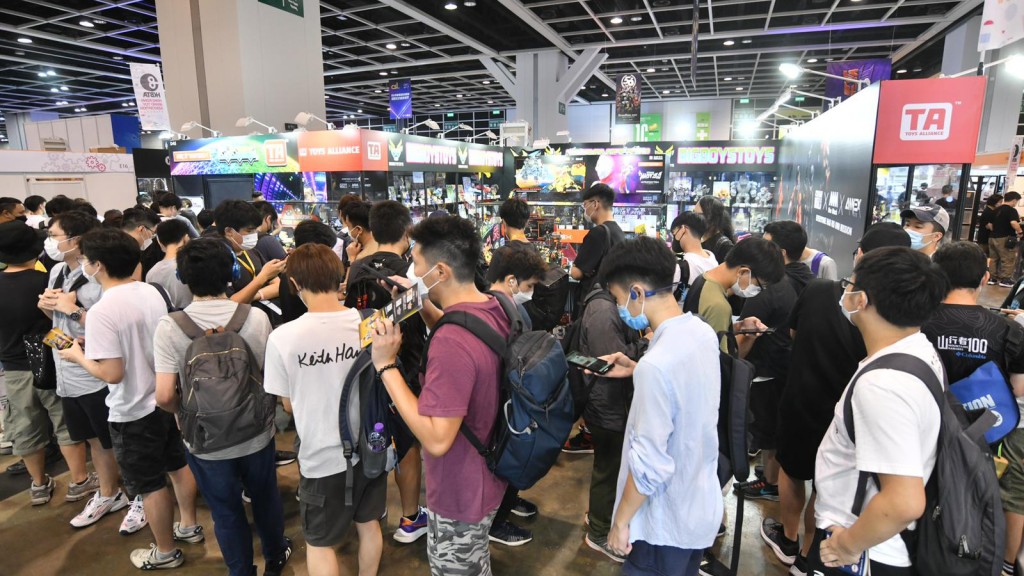 香港動漫電玩節今日開幕，有攤位大排長龍。