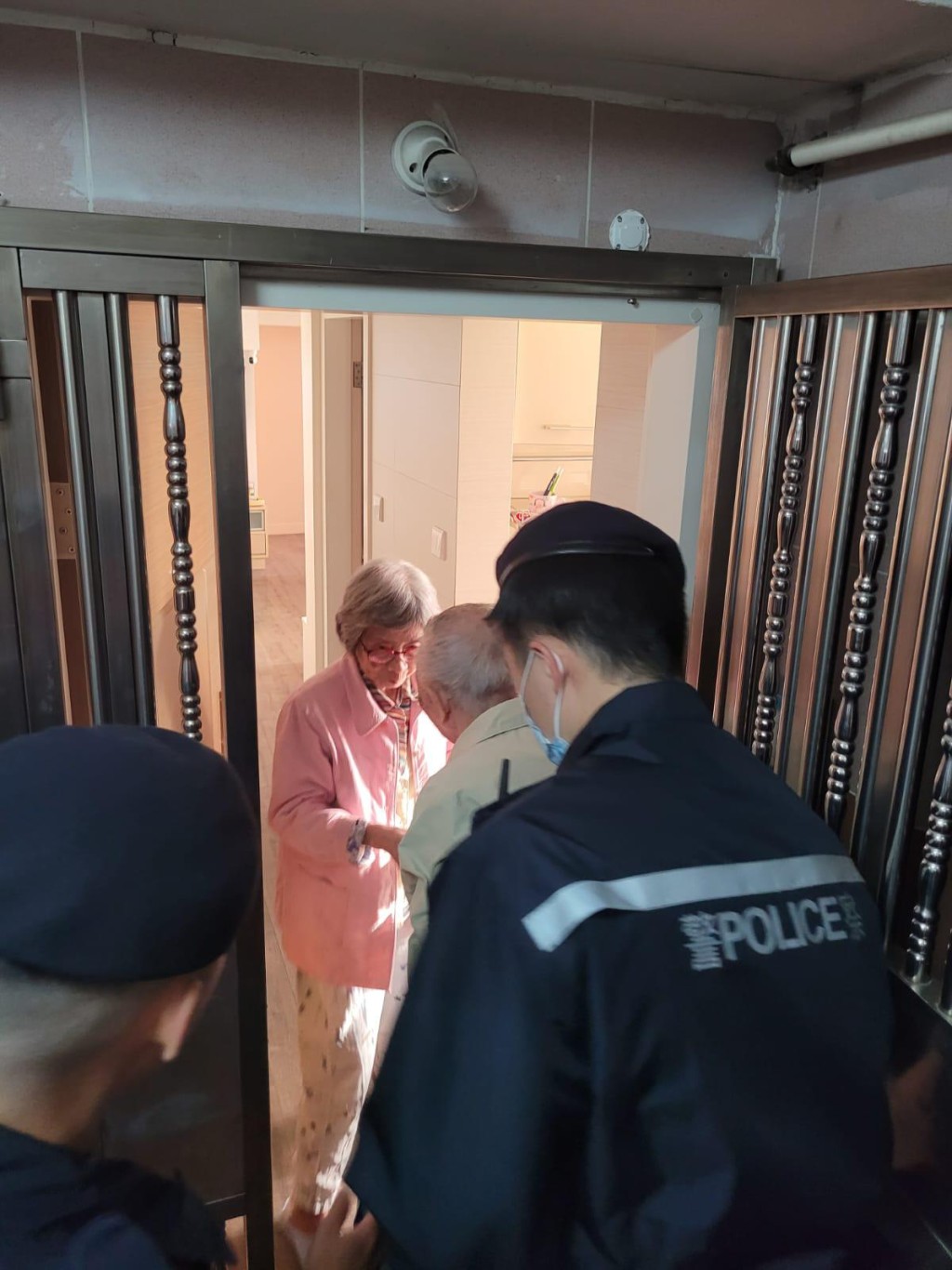 警方將老翁帶回住所，再交由其妻子照顧。警方提供