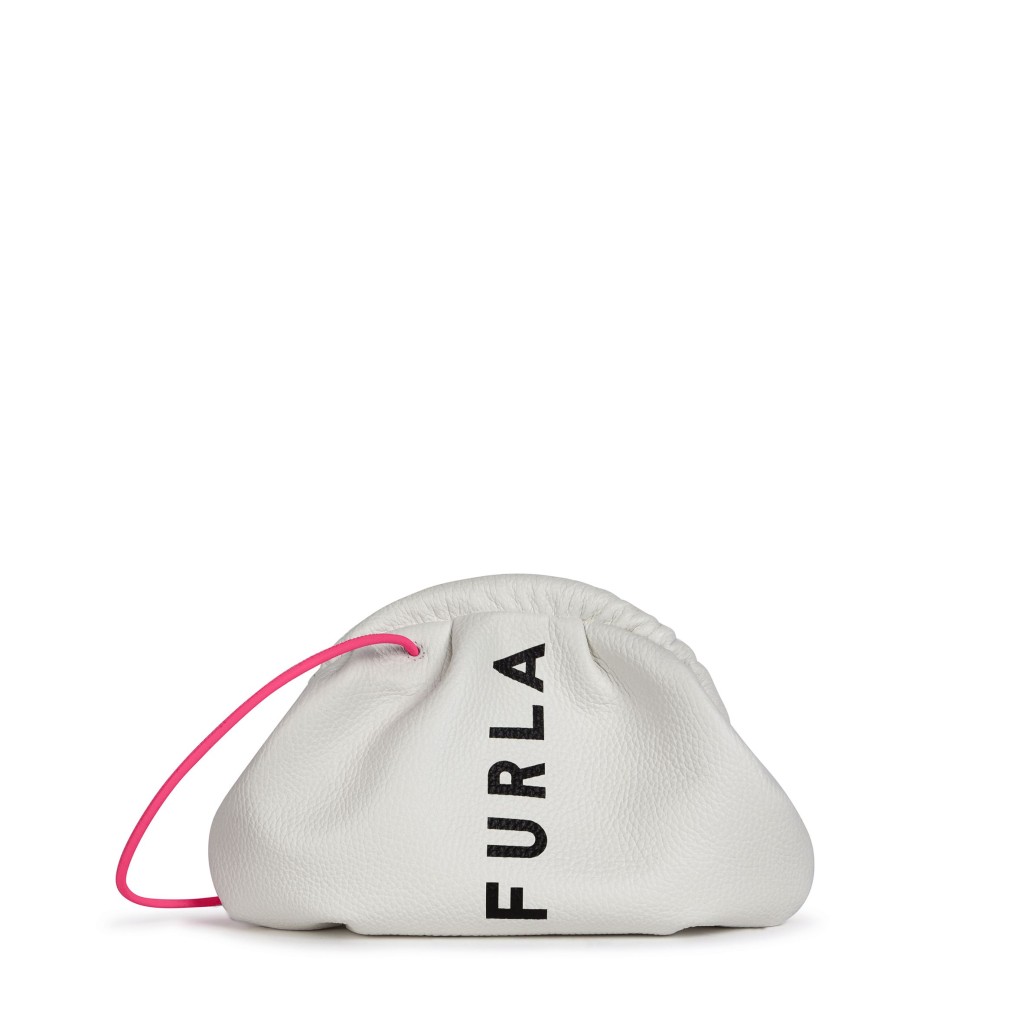 Furla白色皮革简单印上品牌字样，再配搭荧光粉红手带，这款饺子形手提袋/$3,190，正是心水推介之一。