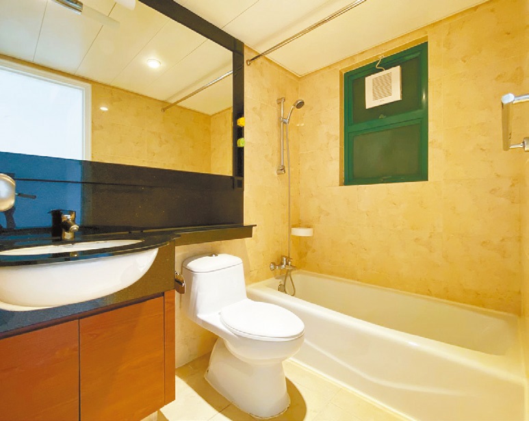 圖中浴室為明廁設計，通風光亮。
