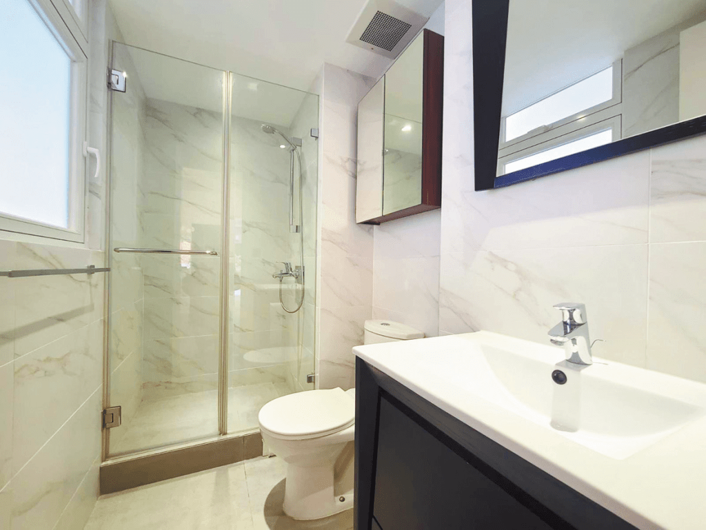 浴室設有淋浴間，潔白雲石紋設計更顯亮麗。