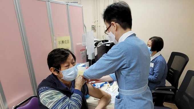 上一年度疫苗接種劑數創下209萬劑新高。 上一年度疫苗接種劑數創下209萬劑新高。