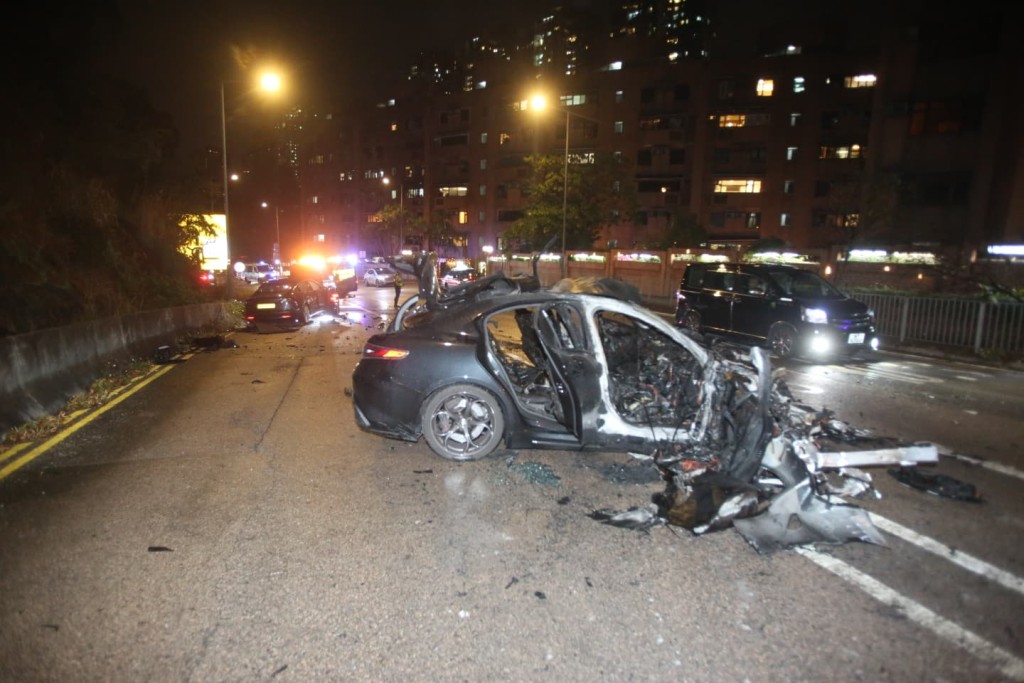 私家車越線撞向Tesla後，車頭迅即陷入火海。曾志恒攝