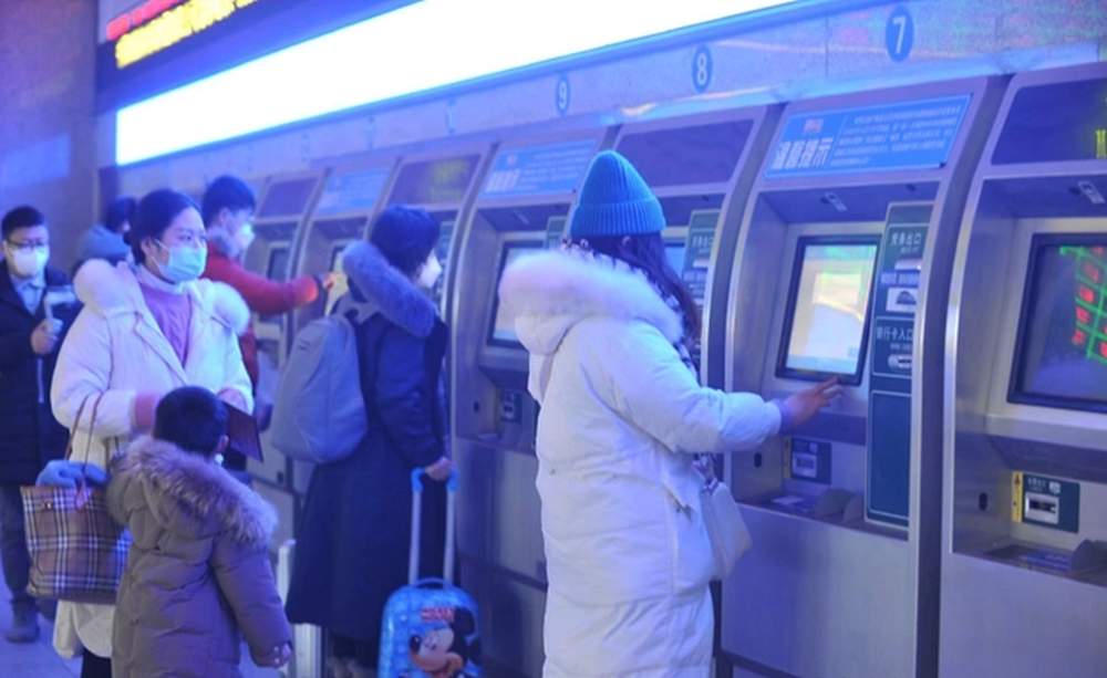 部分热门火车票线路十分紧俏，一些返乡线路火车票再现一票难求。
