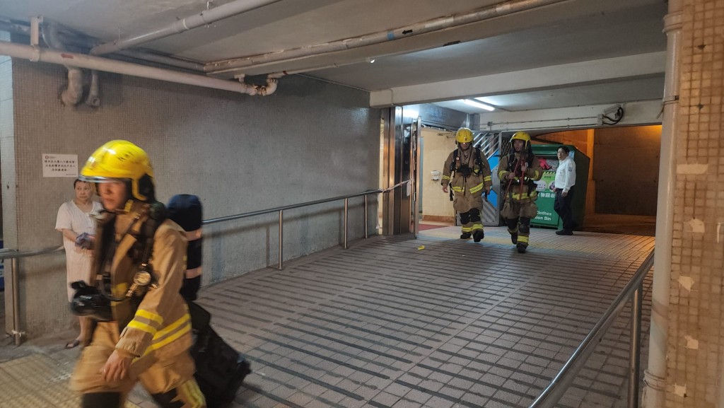 消防將火救熄後收隊離去。黎志偉攝 消防將火救熄後收隊離去。黎志偉攝