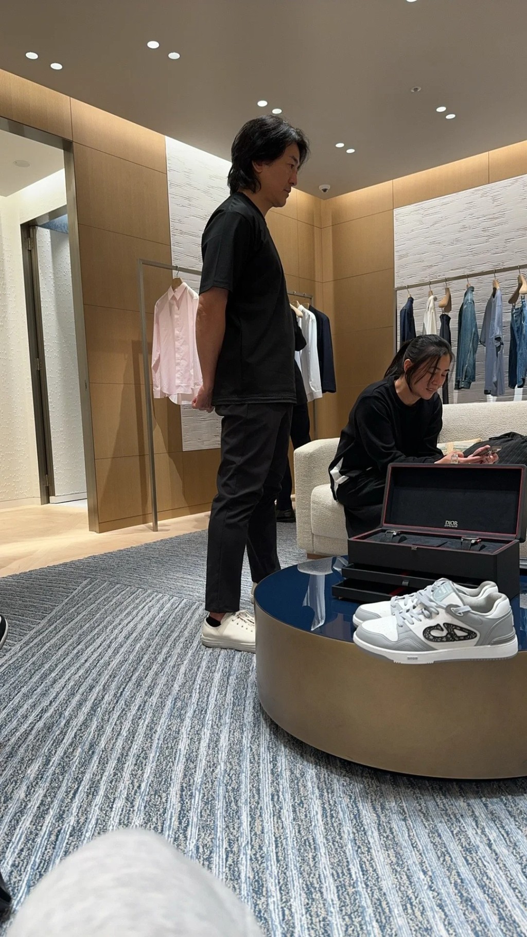 日前有网民在东京新宿的伊势丹偶遇黑衫黑裤的郑伊健同蒙嘉慧，并贴出两人逛名店Dior入手万元的新款运动鞋的偷拍照。