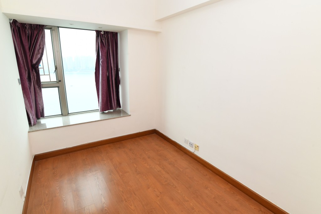 房間設有大窗,令空氣更加流通。