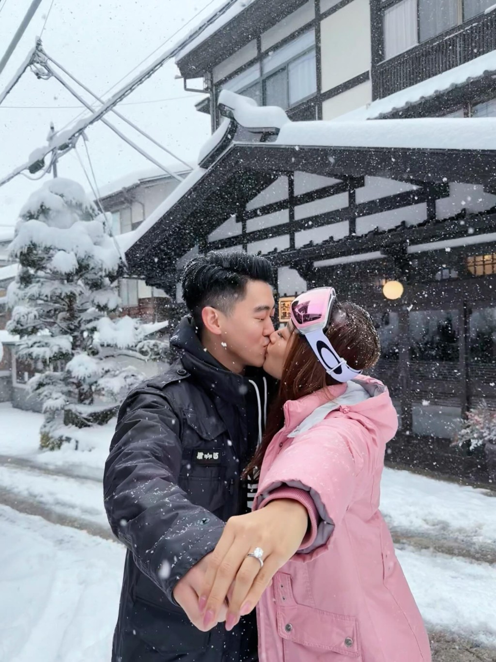 龐卓欣獲求婚後與Patrick咀嘴放閃。 龐卓欣獲求婚後與Patrick咀嘴放閃。