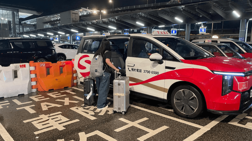 韋帕颱風︱運輸署要求的士車隊及業界 加派車輛往返機場疏導客流