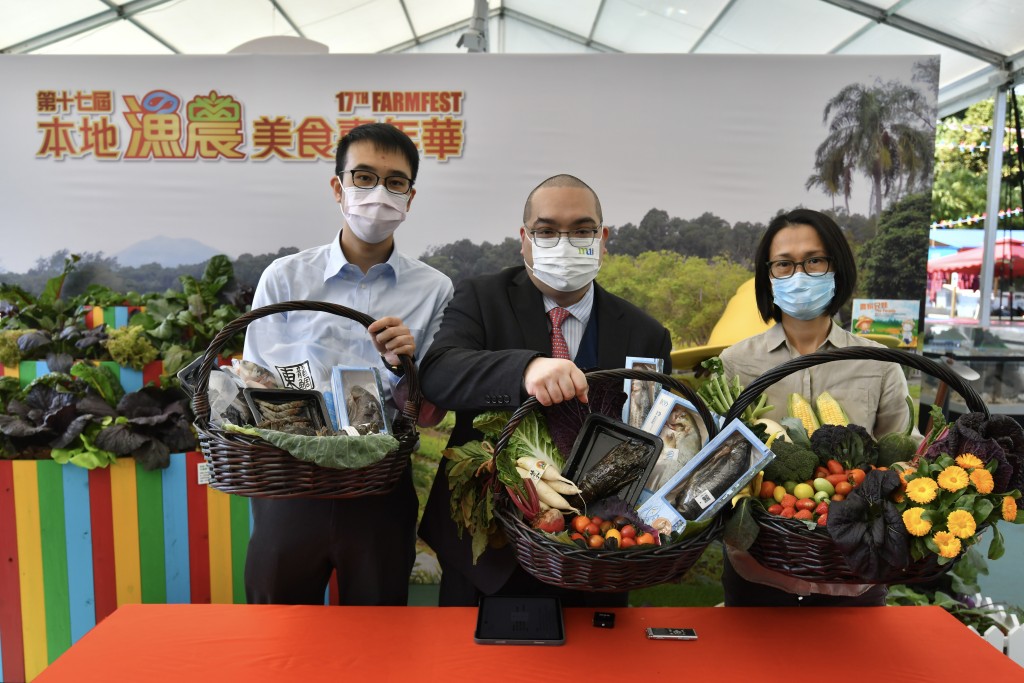 漁護署介紹今年嘉年華的特色產品(左起:漁農自然護理署漁業主任(水產養殖項目)陸家謙、本地漁農美食嘉年華籌委會主席劉堅偉、漁農自然護理署農業主任(園藝)王敏維)。陳極彰攝