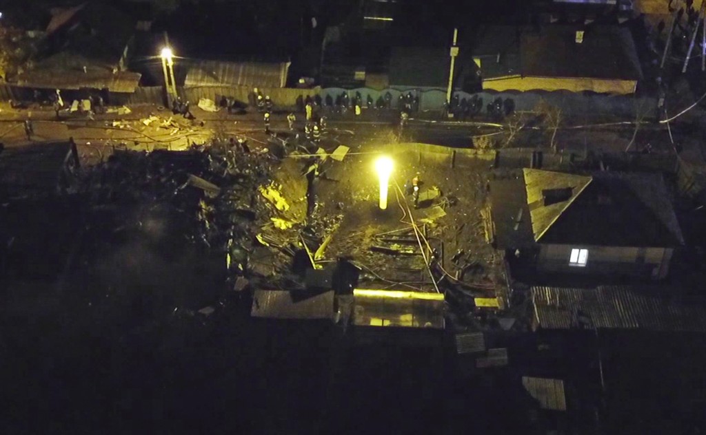 战机坠入伊尔库茨克住宅区后，现场留下残骸。AP