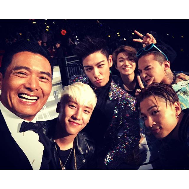 周潤發當年在MAMA頒大獎給BIGBANG。 周潤發當年在MAMA頒大獎給BIGBANG。