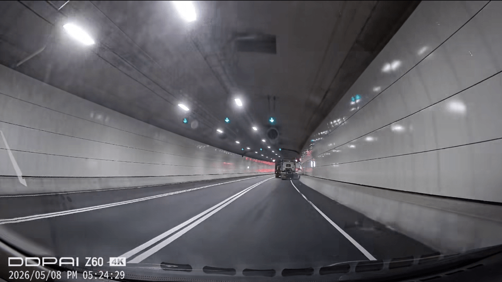 一輛密斗貨車與一輛拖頭於隧道管道內高速行駛，其間多次無視雙白線左穿右插，互相爭路。Facebook 車cam L（香港群組）影片截圖