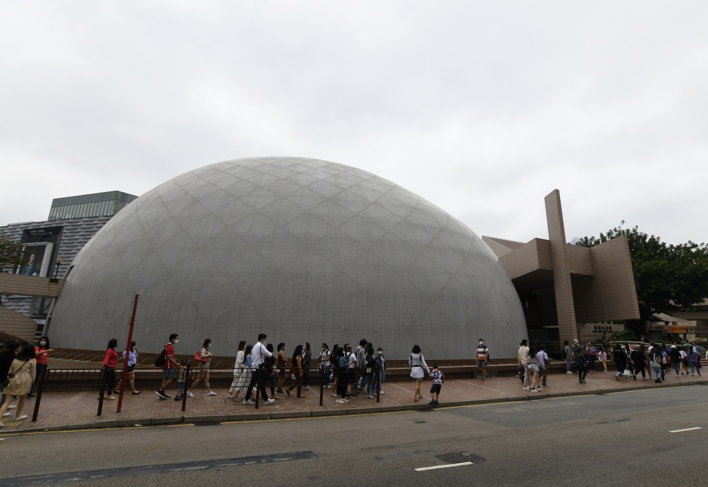 香港太空館內有「宇宙展覽廳」和「太空探索展覽廳」。