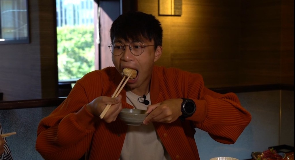 坤哥大啖大啖食。