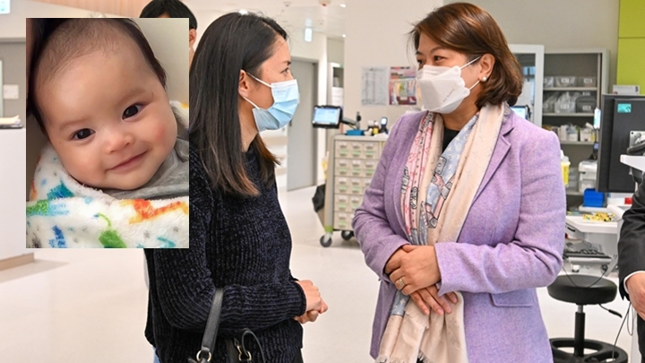李夏茵(右)今探訪香港兒童醫院,與芷希的媽媽交談。(政府新聞處圖片)