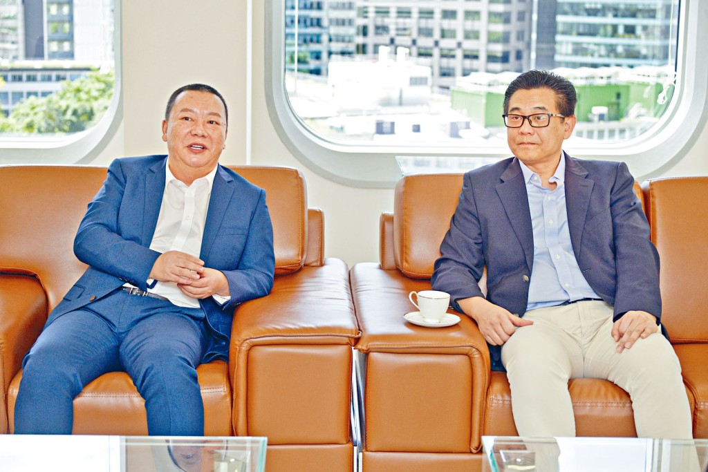 ■董事局主席文壹川(左)表示,香港在發展航天科技產業上擁有優勢。