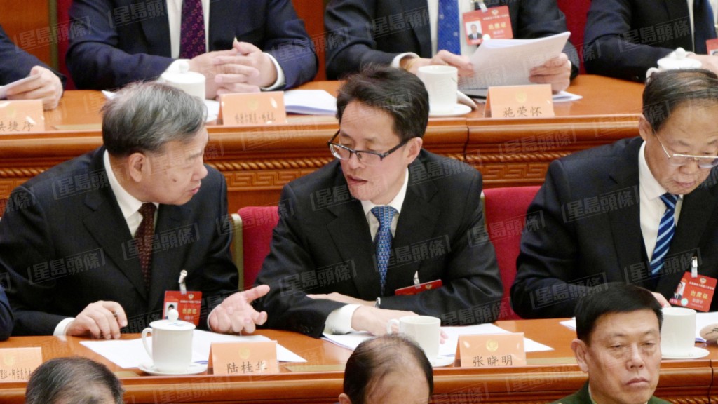 张晓明与旁边的全国政协常委、水利部原副部长陆桂华有互动。（苏正谦摄）